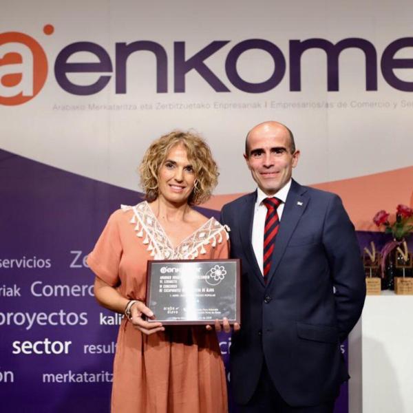 Virna Premio Mejor Escaparate Popular Concurso Primavera AENKOMER
